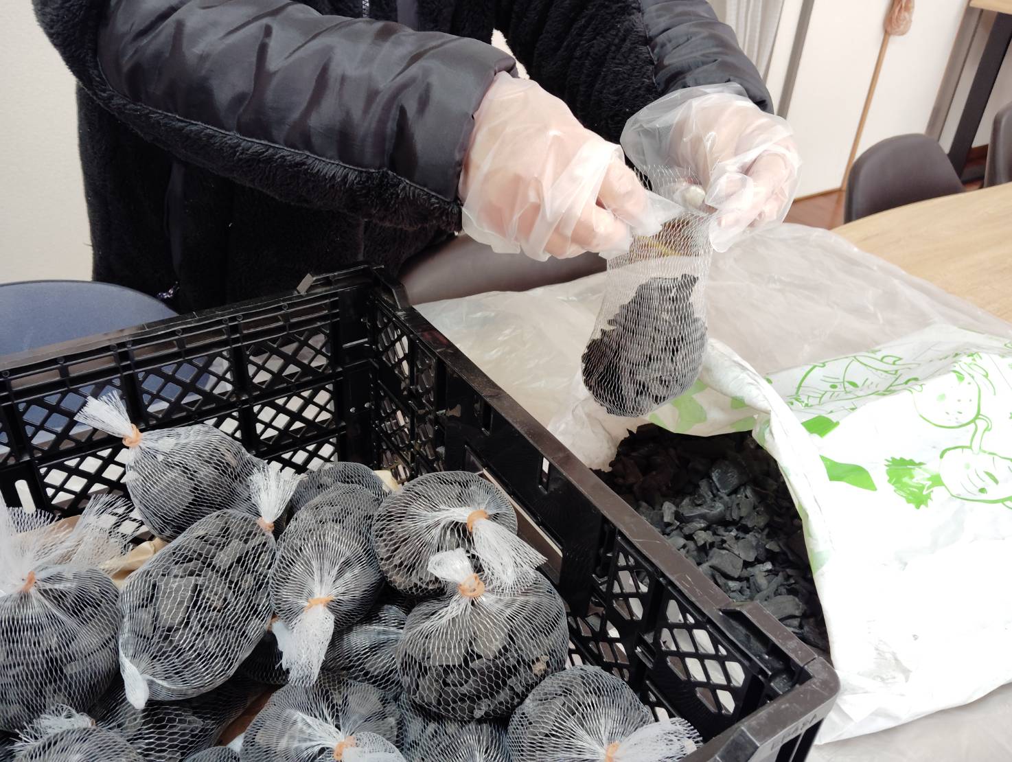 就労支援で竹炭を袋詰めする様子